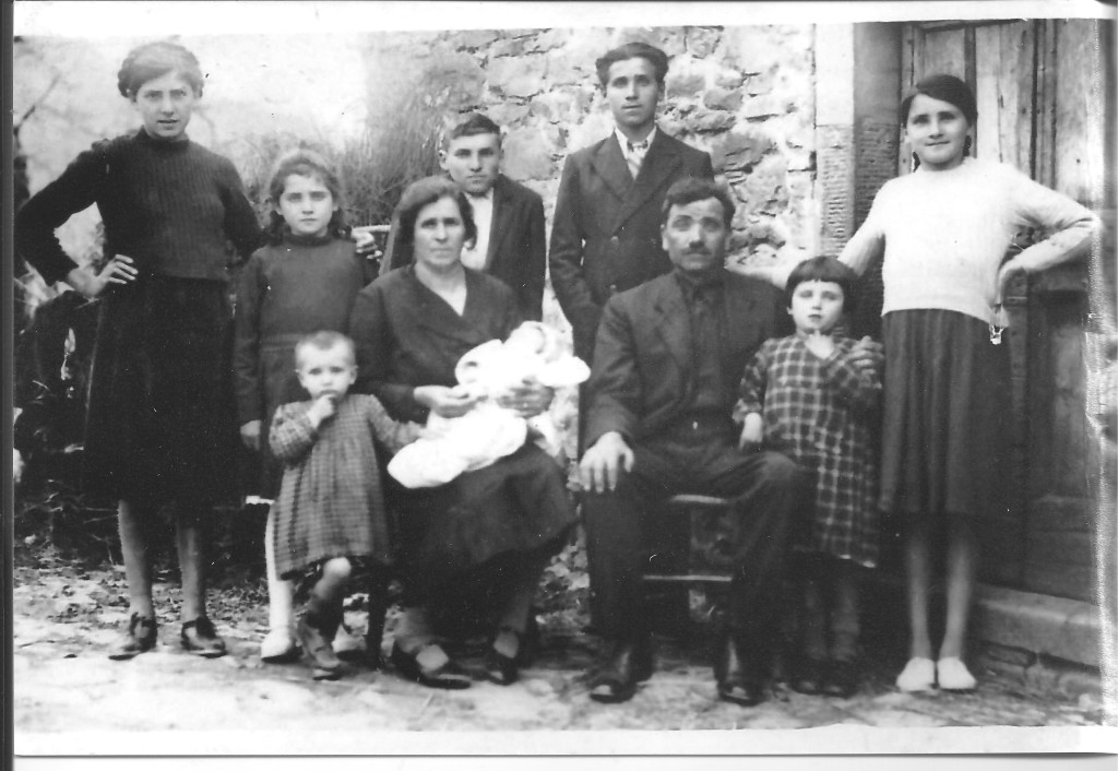 Familien Burroni foran Kastanjetørkehuset på La Tornaia i 1940.