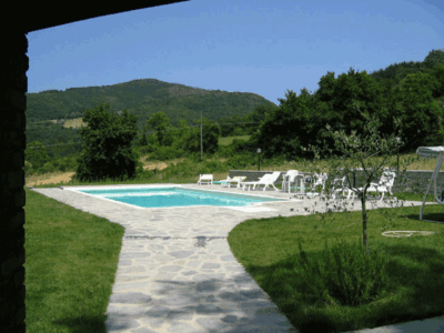 Svømmebassenget er blitt en vesentlig del av livet på La Tornaia og er dessuten såpass stort at det er mulig å svømme der også, samtidig som det gjør stedet svært populært for barna. Svømmebassenget er blitt en vesentlig del av livet på La Tornaia og er dessuten såpass stort at det er mulig å svømme der også, samtidig som det gjør stedet svært populært for barna.