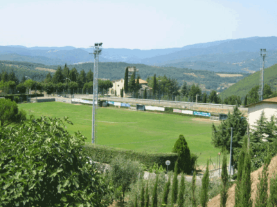 Enhver italiensk landsby med respekt for seg sjøl, har et fotballag og en ordentlig fotballbane. Grunnen fotballbanen er bygd på hørte opprinnelig til La Tornaia og ble i sin tid donert av den siste godseieren til minne om sønnen som omkom i en flyulykke. I bakgrunnen er den nyeste av landsbyens to kirker, kirketårnet er tilsynelatende under permanent oppussing. Enhver italiensk landsby med respekt for seg sjøl, har et fotballag og en ordentlig fotballbane. Grunnen fotballbanen er bygd på hørte opprinnelig til La Tornaia og ble i sin tid donert av den siste godseieren til minne om sønnen som omkom i en flyulykke. I bakgrunnen er den nyeste av landsbyens to kirker, kirketårnet er tilsynelatende under permanent oppussing.