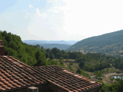 Utsikten utover dalen fra trappa på Store Tornaia viser hvor fritt og åpnet gården ligger i terrenget. Fiskedammen ned ved oppkjørselen til gården, er tom for fisk. Utsikten utover dalen fra trappa på Store Tornaia viser hvor fritt og åpnet gården ligger i terrenget. Fiskedammen ned ved oppkjørselen til gården, er tom for fisk.