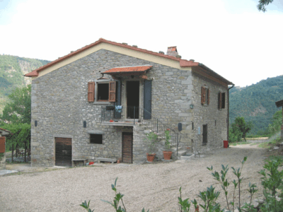 Store Tornaia er hovedhuset på gården. Huset som er minst tre hundre år gammelt. Det ble restaurert inn- og utvendig i 2002 med pietet overfor opprinnelig byggeskikk og håndtverk. Store Tornaia er hovedhuset på gården. Huset som er minst tre hundre år gammelt. Det ble restaurert inn- og utvendig i 2002 med pietet overfor opprinnelig byggeskikk og håndtverk.