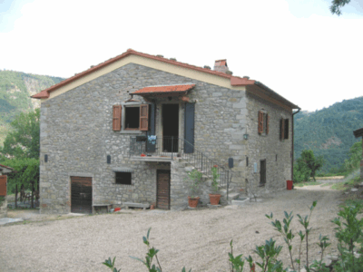 Store Tornaia er hovedhuset på gården. Huset som er minst tre hundre år gammelt. Det ble restaurert inn- og utvendig i 2002 med pietet overfor opprinnelig byggeskikk og håndtverk. Store Tornaia er hovedhuset på gården. Huset som er minst tre hundre år gammelt. Det ble restaurert inn- og utvendig i 2002 med pietet overfor opprinnelig byggeskikk og håndtverk.
