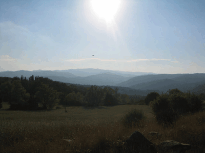 Blåner så langt øyet kan se, typisk for landskapet i Chitignano og Valle Casentino. Blåner så langt øyet kan se, typisk for landskapet i Chitignano og Valle Casentino.