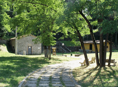 Aqua Forte kalles sletta nede i dalbunnen. Det er et fritidsområde rundt en kilde med – etter sigende – helsebringende vann. Her avholdes alle sommerfestene, her er det tilrettelagt for fotball og andre idrettslige aktiviteter og her er det griller som benyttes til picnic i det grønne. Aqua Forte kalles sletta nede i dalbunnen. Det er et fritidsområde rundt en kilde med – etter sigende – helsebringende vann. Her avholdes alle sommerfestene, her er det tilrettelagt for fotball og andre idrettslige aktiviteter og her er det griller som benyttes til picnic i det grønne.