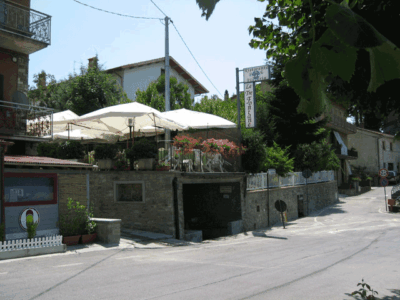 Le Tre Fontane (eller ‘pizzeriaen’) er stedet å spise i Chitignano, ikke spesielt innbydende utenfra, men ikke desto mindre hyggelig inne. Mat og drikke er definitivt over middels. Til venstre ligger stedets ungdomsbule, om kvelden er det en urskog av scootere her. Le Tre Fontane (eller ‘pizzeriaen’) er stedet å spise i Chitignano, ikke spesielt innbydende utenfra, men ikke desto mindre hyggelig inne. Mat og drikke er definitivt over middels. Til venstre ligger stedets ungdomsbule, om kvelden er det en urskog av scootere her.