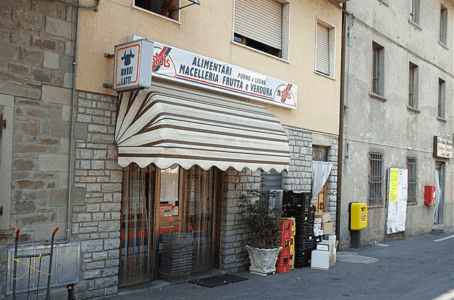 I Olivieros dagligvarebutikk fås ferske brødvarer til frokosten, kjøtt, grønnsaker og ellers det en trenger av ferskvarer på en vanlig dag. Olivieros alimentari er et av møtestedene i landsbyen og et sted å oppleve italiensk folkeliv. I Olivieros dagligvarebutikk fås ferske brødvarer til frokosten, kjøtt, grønnsaker og ellers det en trenger av ferskvarer på en vanlig dag. Olivieros alimentari er et av møtestedene i landsbyen og et sted å oppleve italiensk folkeliv.