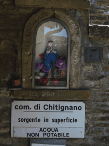 Chitiganano har sine madonnafigurer til minne om eller velsignelse av ett eller annet, i dette tilfelle en av byens vannposter. Chitiganano har sine madonnafigurer til minne om eller velsignelse av ett eller annet, i dette tilfelle en av byens vannposter.