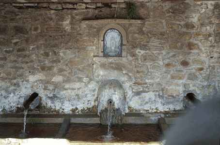 En av landsbyens vannposter, vannet er ikke drikkbart, men det brukes framdeles til tøyvask. En av landsbyens vannposter, vannet er ikke drikkbart, men det brukes framdeles til tøyvask.