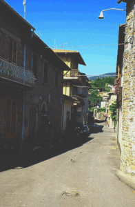 I alle italienske landsbyer finnes en Piazza Liberta, så også i Chitignano, selv om den ikke er av de største, gatene er trange og de fleste er av nødvendighet enveiskjørte. I alle italienske landsbyer finnes en Piazza Liberta, så også i Chitignano, selv om den ikke er av de største, gatene er trange og de fleste er av nødvendighet enveiskjørte.