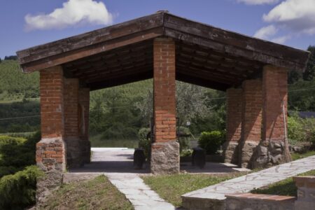 La Capanna. En sitteplass i skyggen rett ved bassenget. La Capanna. En sitteplass i skyggen rett ved bassenget.