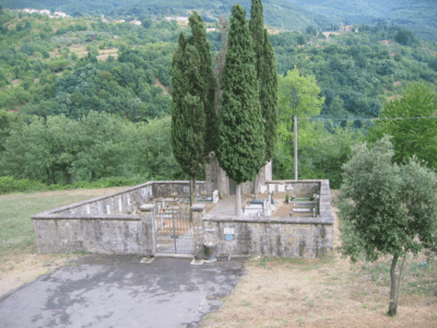 Gravplassen i Taena med et lite kapell fra 12-hundretallet. Gravplassen i Taena med et lite kapell fra 12-hundretallet.