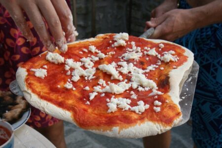 I stenovnen kan det stekes pizza og brød på ekte italiensk vis. Se La Tornaia -> Bruksanvisninger -> Stenovnen for mer info. I stenovnen kan det stekes pizza og brød på ekte italiensk vis. Se La Tornaia -> Bruksanvisninger -> Stenovnen for mer info.