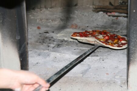 I stenovnen kan det stekes pizza og brød på ekte italiensk vis. Se La Tornaia -> Bruksanvisninger -> Stenovnen for mer info. I stenovnen kan det stekes pizza og brød på ekte italiensk vis. Se La Tornaia -> Bruksanvisninger -> Stenovnen for mer info.