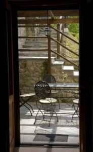 Stallterrassen sett fra inne i Stallen Stallterrassen sett fra inne i Stallen