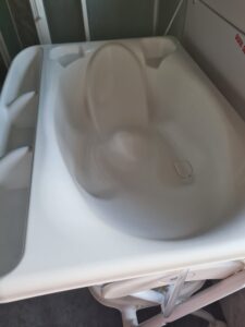 Vasca nel tavolo che cambia Badekar i stellebordet